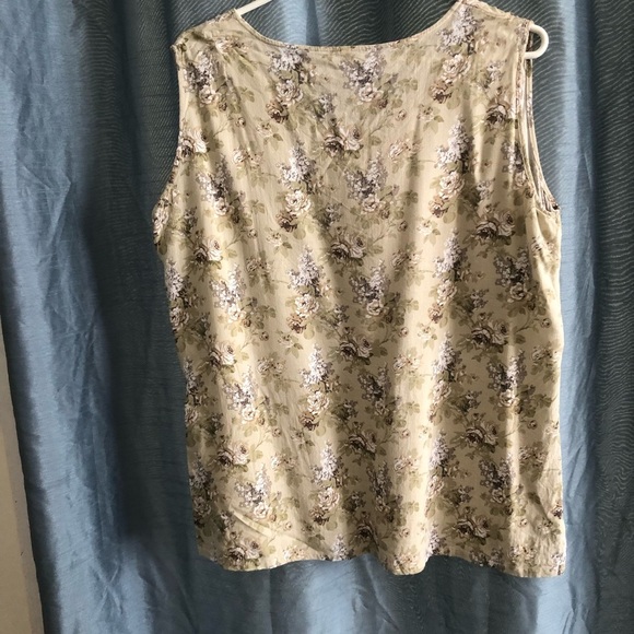 Floral Sleeveless V-Neck Top- no tags- 24” pit to pit- real pretty - Picture 9 of 12